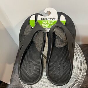 UNISEX.  OOFOS Women's Size 12, (Men's Size 10) Black Comfort Sandals